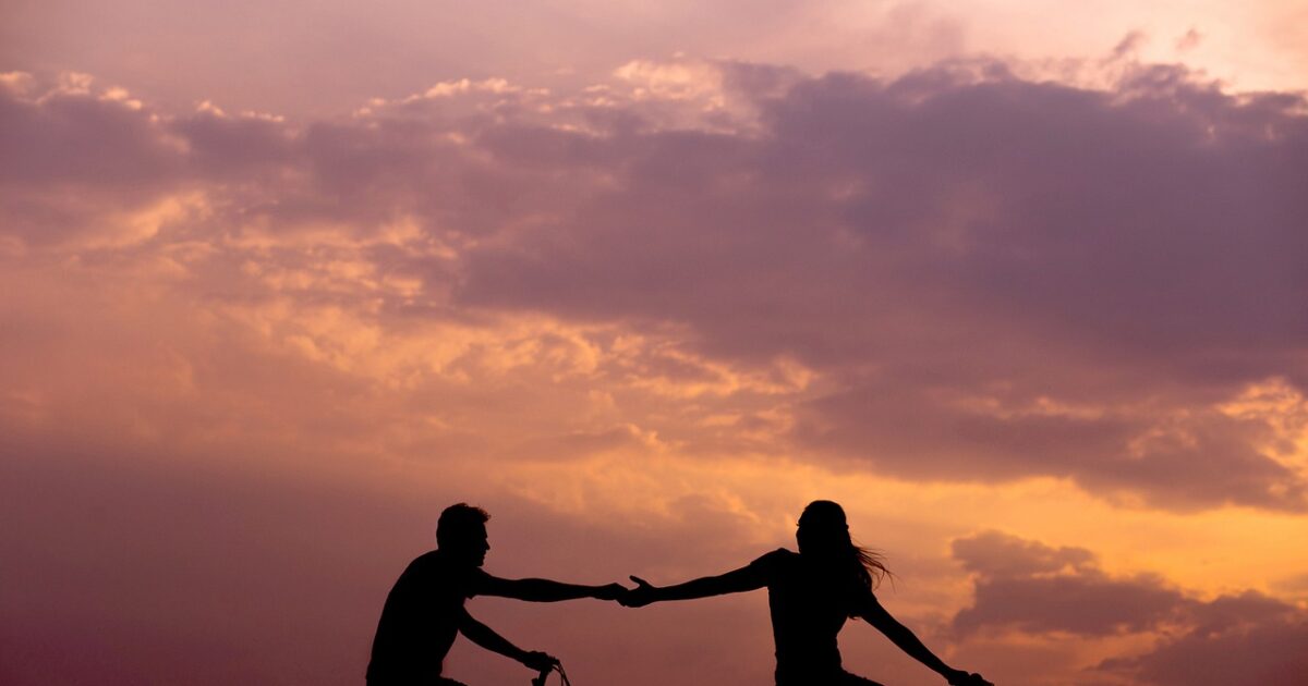A decisão de ter um filho. O casal aproveitando a vida lado a lado.