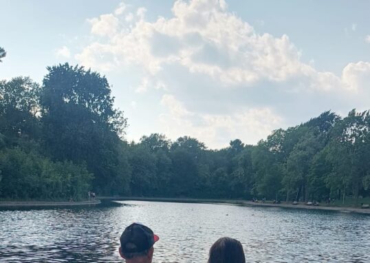 Meus pais são a minha base. Foto dos meus pais sentados em um banco, olhando para o lago.