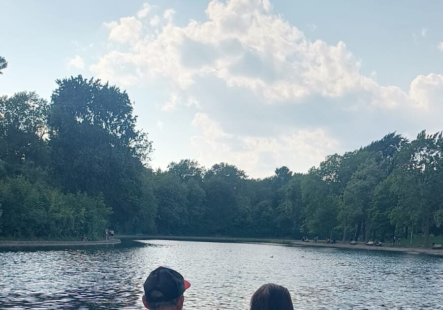 Meus pais são a minha base. Foto dos meus pais sentados em um banco, olhando para o lago.