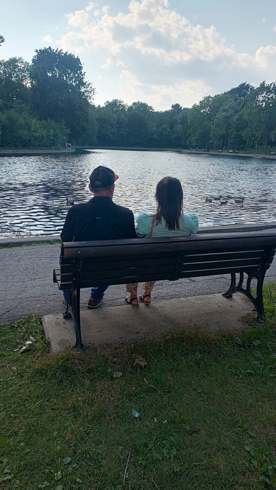 Meus pais são a minha base. Foto dos meus pais sentados em um banco, olhando para o lago.