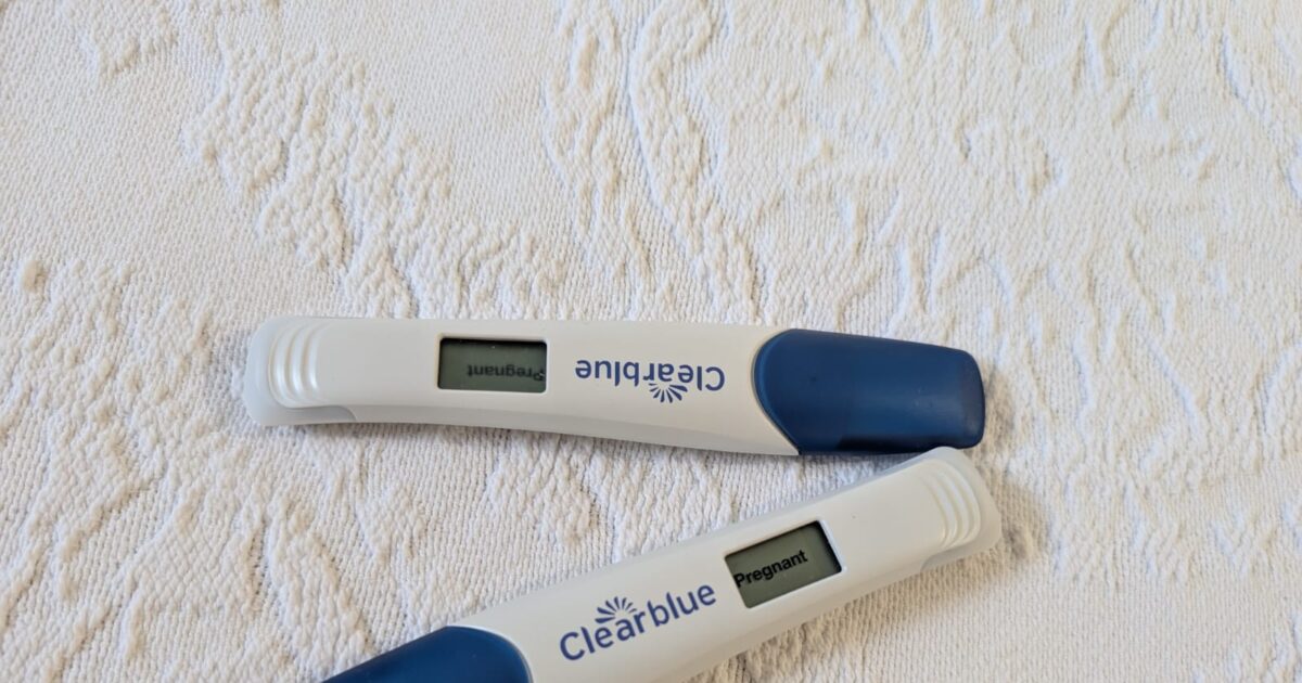 O resultado positivo. Imagem de dois testes de gravidez com resultado positivo.