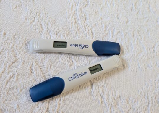 O resultado positivo. Imagem de dois testes de gravidez com resultado positivo.