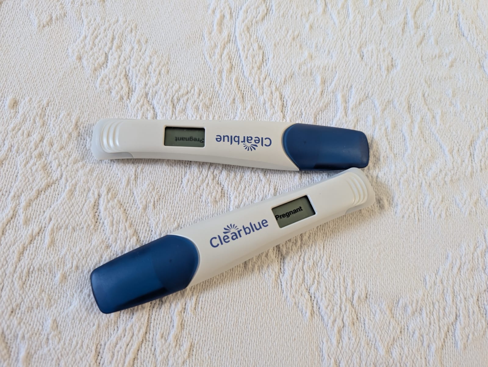 O resultado positivo. Imagem de dois testes de gravidez com resultado positivo.
