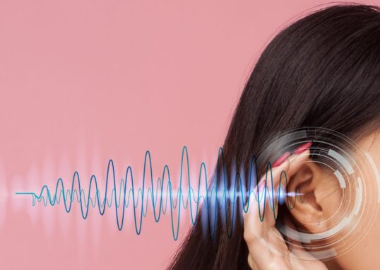 Voce sabe escutar? Uma mão ao lado da orelha, demonstrando que está atento a conversa.